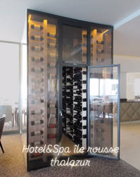 Cave sur mesure vitrée grande capacité avec dégagement