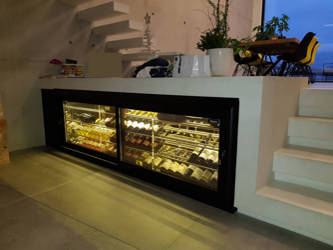 Cave sur mesure sous un escalier