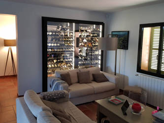 Cave sur mesure traversante dans un mur